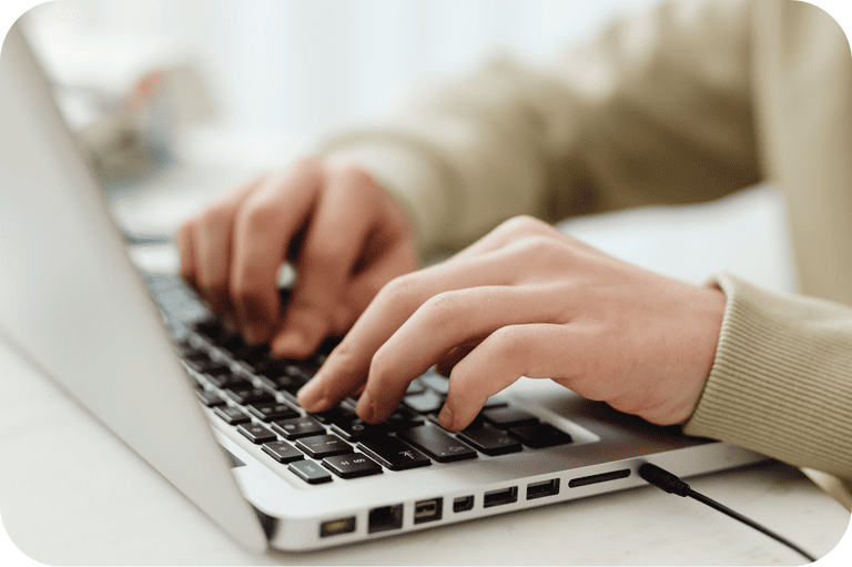 Espace de travail avec ordinateur et fournitures de bureau